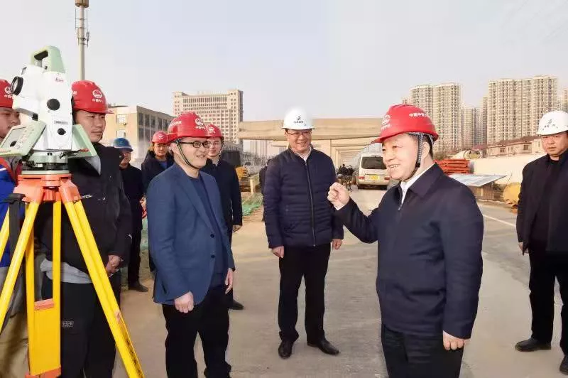 江西省委副書(shū)記、代省長(zhǎng)葉建春看望慰問(wèn)九洲高架東延項(xiàng)目一線(xiàn)職工